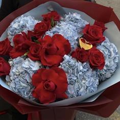Red Roses &amp; Blue Hyd Boquet