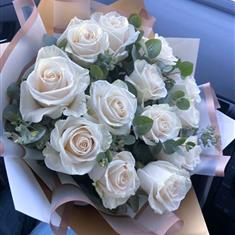 12 White Roses