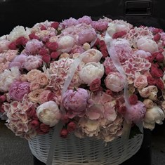 XXXL Pink &amp; Mix Seasonal Flowers Basket